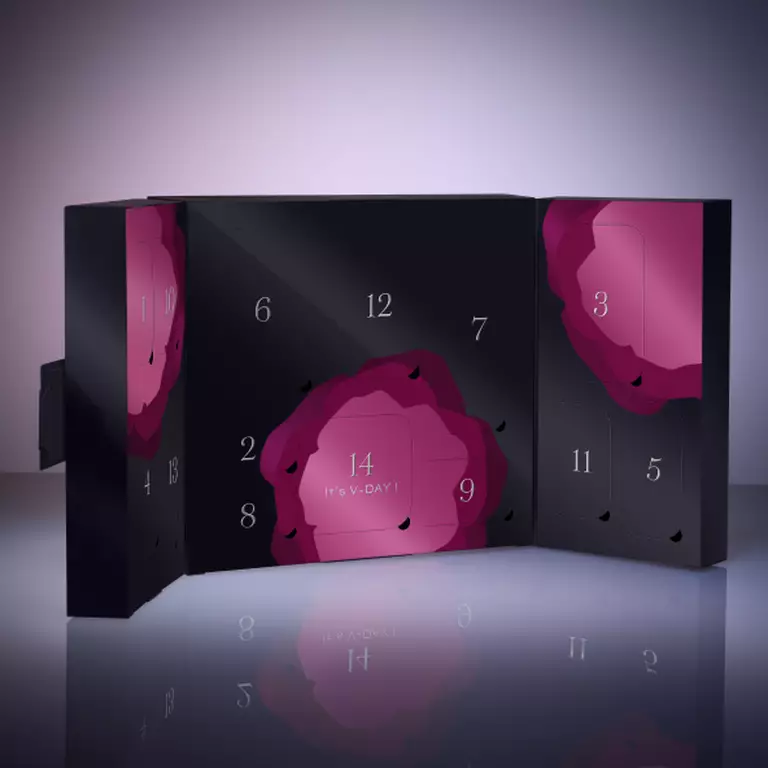 Un calendario de adviento en tonos negros y rosas, con casillas numeradas y un diseno floral, anunciando el Dia de San Valentin.