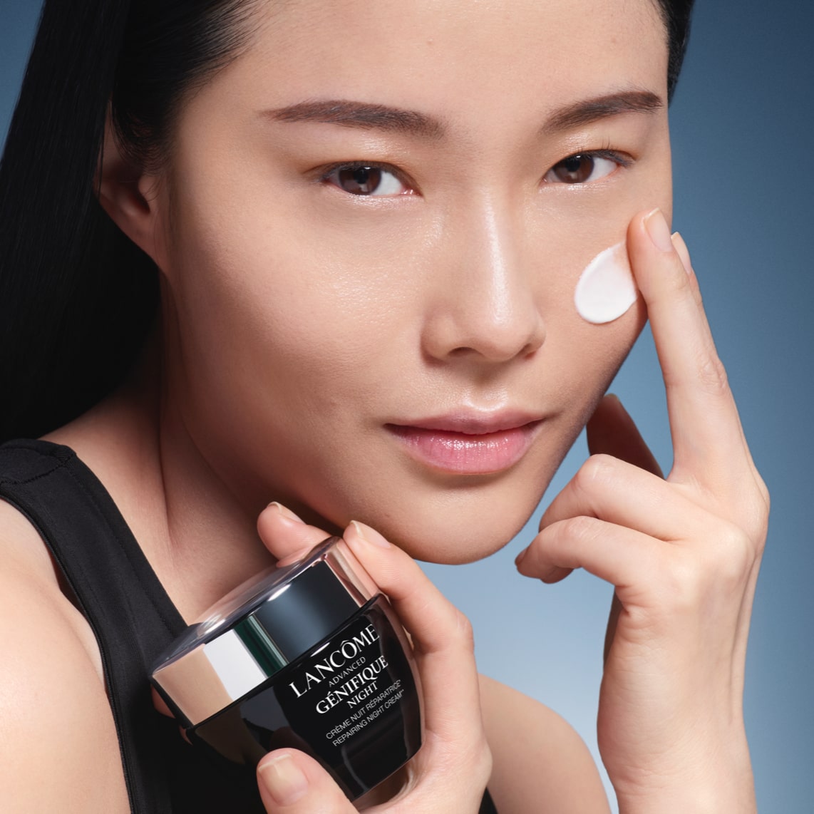 Mujer usando advanced genifiue night cream